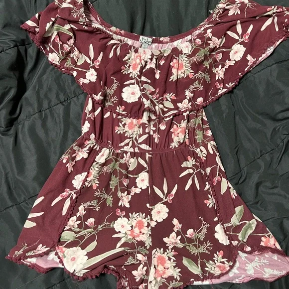 Burgundy and pink floral off the shoulder romper 😍 - Picture 1 of 4
